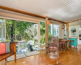 Beachcombers Cottage - beachfront pet retreat - Suffolk Park - Dining room