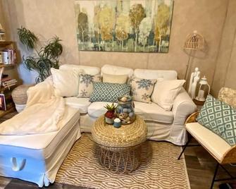 Your Own Cozy Tiny Home - Austell - Living room