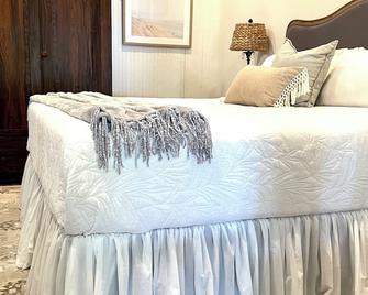 Mockingbird Inn- Azalea Suite - Ocean Springs - Спальня