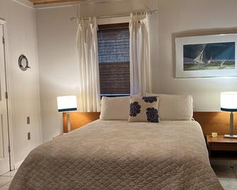 Quiet cove, deep water, minutes to Clemson, pet friendly, easy path to the dock - Seneca - Bedroom