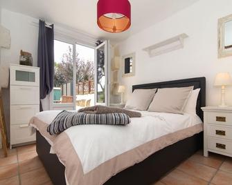 A Gite called La Grange, with garden, BBQ area and heated swimming pool. - Saint-Savin - Chambre