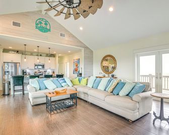 Canal-Front Coastal Getaway In Gilchrist - Gilchrist - Sala de estar