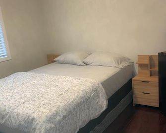 Beautiful Queen Room - Brampton - Slaapkamer