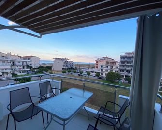 Klio Apartments And Studios - Neoi Poroi - Balkon