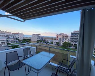Klio Apartments And Studios - Neoi Poroi - Balkon