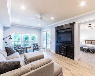 Lakefront | Marina Access | Near Golf & Dining - Greensboro - Wohnzimmer