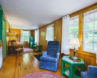 Rustic cabin at Dupont Forest - Cedar Mountain - Living room