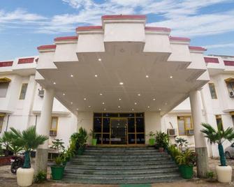 Club Platinum Resort - Bahādurgarh - Edificio