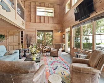 Take a look at beautiful Cedar Lodge on Lake Weir!\n - Ocklawaha