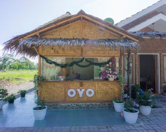 Super OYO 1696 Sapo Rumbia - Berastagi - Front desk