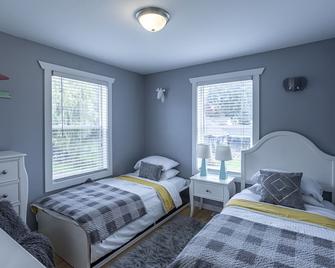 Gorgeous, spacious 2 floor home 3.5 miles from Airport - Tukwila - Bedroom