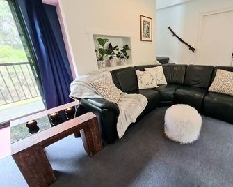 Family sized Forest cabin with outdoor bath, fire, only 50 minutes from Hobart - Ranelagh - Sala de estar