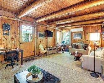Rustic Bandon Log Cabin On 5 Acres Of Woodlands! - Bandon - Living room