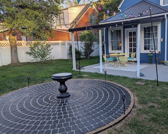 The Blue House – Eclectic Art Haven Near Marshall & Huntington’s Best Parks - Huntington - Patio