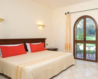 Hotel with swimming pool in Arborea just 650 meters from the sea - Arborea - Bedroom