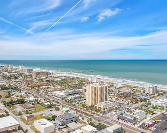 Few steps to Ocean-4 Beach Cruisers & Free parking & Private backyard - Jacksonville Beach - Outdoors view