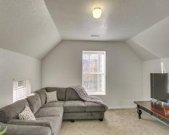 Convenient Logan Apartment - 1 Block to Town! - Logan - Living room
