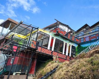 Into The Wild Stays - Dhanaulti - Lobby