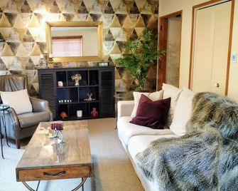 Central cosy Villa, 2 mins walk to town - Palmerston (Noordelijk Territorium) - Huiskamer