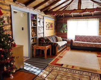 1900's Log Cabin with Spectacular Valley View - Pine - Sala de estar