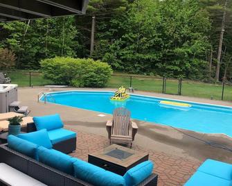 Adorable 2-bedroom place with a hot tub - Manchester - Piscina