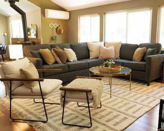 Hollydale House: Comfortable House with a Hot Tub and Seasonal Pool! - Grass Valley - Living room