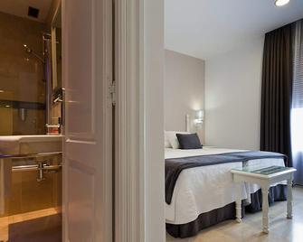 Hotel Carlos V - Toledo - Bedroom