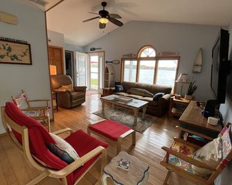 Lake Front Blue Turtle Cottage on Patterson Chain of 7 Lakes 3BR, 1.5BA - 핑크니 - 거실