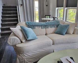 Cozy open concept home in beautiful Davidson near Lake Norman - Davidson - Living room