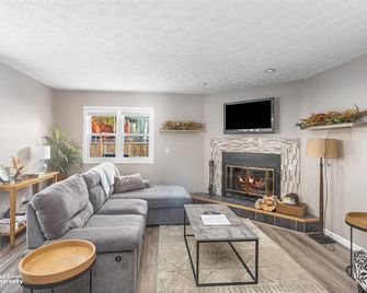 Jewel Lakehouse: Townhome close to everything - Anchorage - Living room