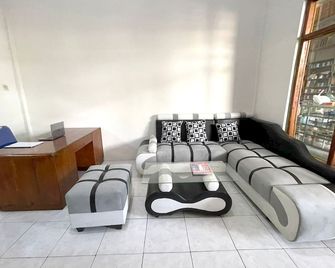 OYO Life 93083 Nova Jaya 3 Homestay Syariah - Lamongan - Recepción