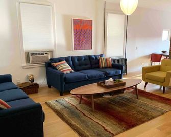 Modern 3 bed/ 2 bath Apt with on free onsite parking. 5 miles from Manhattan - Nueva York - Sala de estar