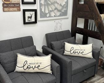 Tiny Farmhouse Haven! - Apopka - Living room