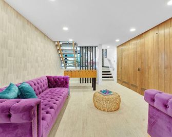 Historic hilltop estate with hot tub, fireplace, theater, and mountain views - Ellenville - Lounge