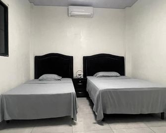 Habitación Doble con A/C, wifi, estacionamiento gratis, baño privado - San Luis Talpa - Habitación