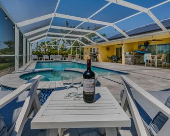 Soak up Paradise and Relax in Heated Pool/Spa Home surrounded by Happy Wildlife - Bokeelia - Pool