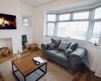 Bromsgrove. Newly Refurbed Property With Outhouse. 4 bed 2.5 Bathroom Games Room - 布羅姆斯格羅夫 - 客廳