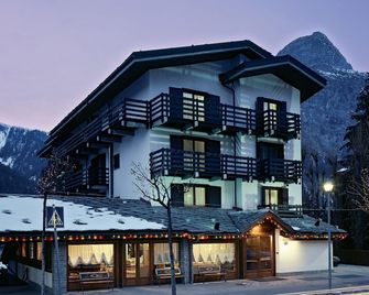 Hotel Les Jumeaux Courmayeur - קורמאיור - בניין