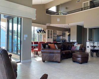 The Bay House Kemah - Houston area Bayfront Home w/ Elevator & Bay Views - Kemah - Lobby
