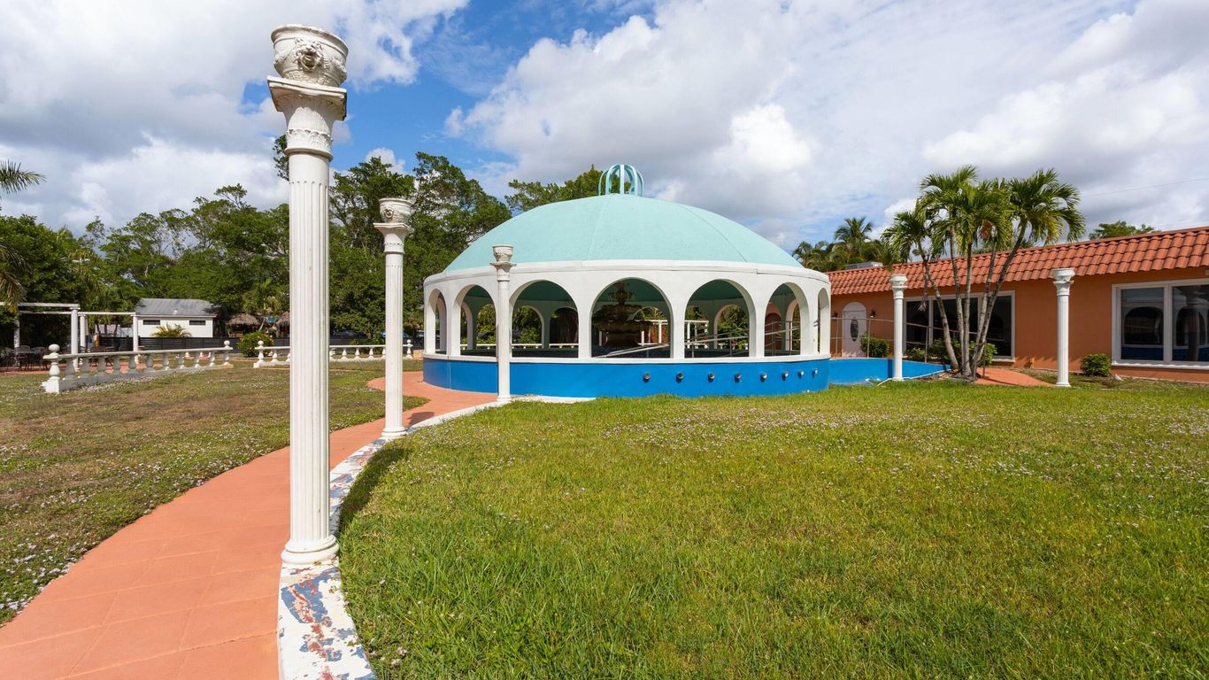 Days Inn by Wyndham Fort Myers Springs Resort