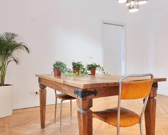 Bnbutler - Guercino, 8 - Renovated Design Apartment - Milà - Menjador