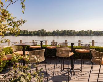 Hilton Vienna Waterfront - Vienna - Patio