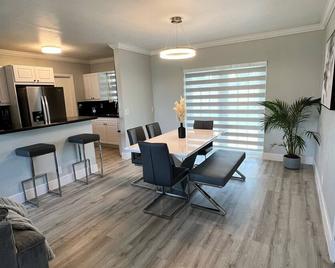 Minutes from beaches, airports & stadium. - West Park - Dining room