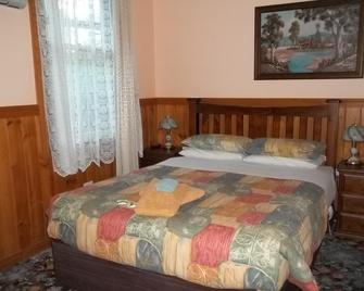 Snug as a Bug Motel - Omeo - Bedroom