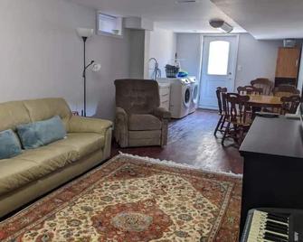 Full house - 5 bed, 2 bath - Windsor - Living room