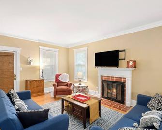 The Executive Retreat Charm, History, Comfort - Huntsville - Living room