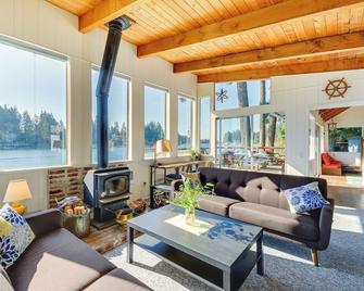 Gorgeous Allyn Getaway - No-Bank Waterfront! - Allyn - Living room
