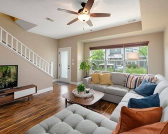Amazing Urban Townhome near Breweries & River! - Fort Collins - Salon