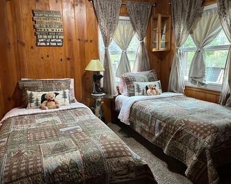 Honey Bear Cottage in the woods: Walk to town - Idyllwild - Bedroom