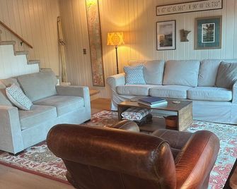 Newly renovated, cozy cabin close to winter activities! - Lutsen - Living room